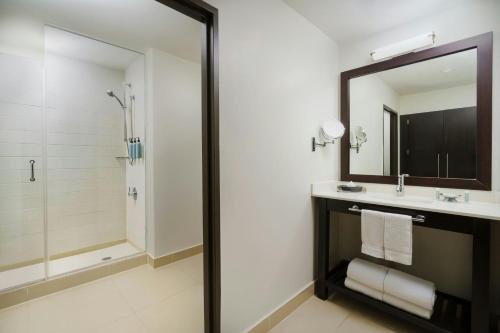 Suite con cama extragrande y sofá cama del hotel Courtyard New York Manhattan/Times Square. Foto 4