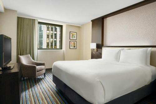 Suite con cama extragrande y sofá cama del hotel Courtyard New York Manhattan/Times Square. Foto 5