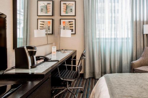 Suite con cama extragrande y sofá cama del hotel Courtyard New York Manhattan/Times Square. Foto 6