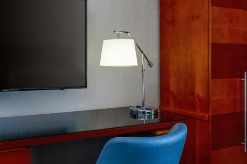 Habitación con cama extragrande. del hotel Fairfield Inn By Marriott Manhattan Times Square. Foto 1