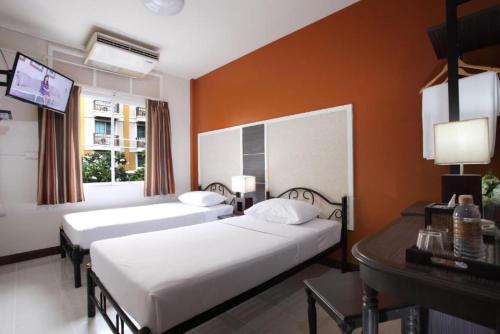 Habitación Doble Deluxe - 2 camas del hotel Rambuttri Village Inn and Plaza. Foto 11