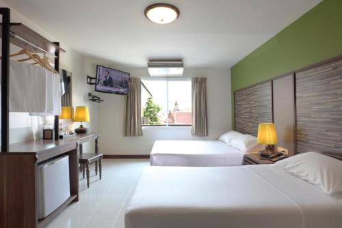 Habitación Triple Deluxe del hotel Rambuttri Village Inn and Plaza. Foto 11