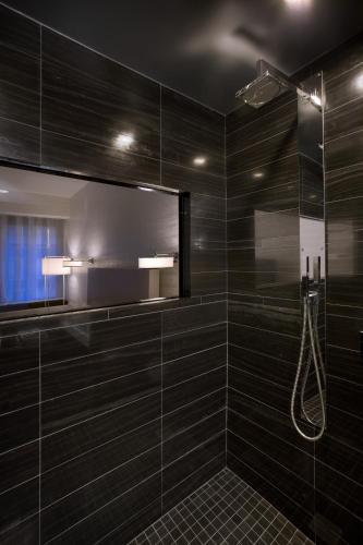 Habitación con cama extragrande. del hotel Hyatt Centric Wall Street New York. Foto 2