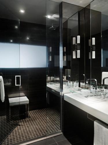 Habitación con cama extragrande y ducha adaptada - Adaptada para personas de movilidad reducida del hotel Hyatt Centric Wall Street New York. Foto 4