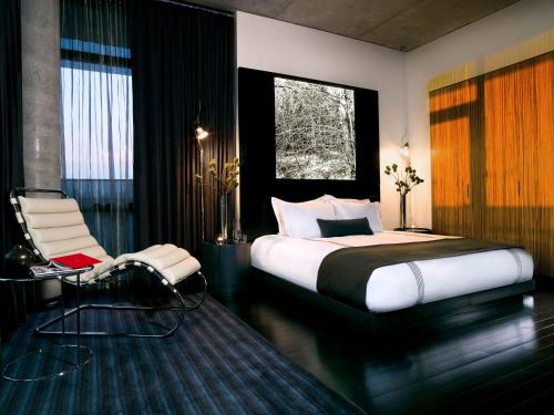 Suite con cama extragrande del hotel Sixty Les