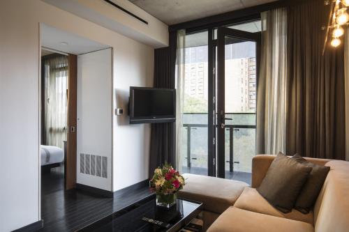 Suite con cama extragrande del hotel Sixty Les. Foto 3