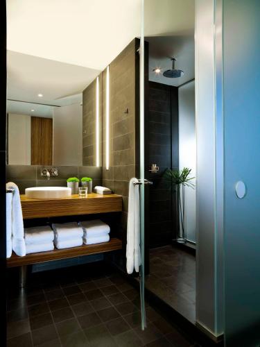 Habitación Queen con dos camas Queen del hotel Sixty Les. Foto 1