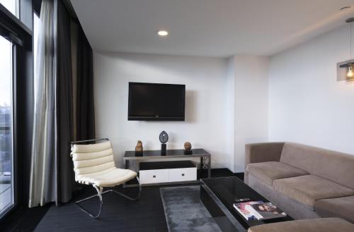 Suite 1 Cama queen del hotel Sixty Les. Foto 3