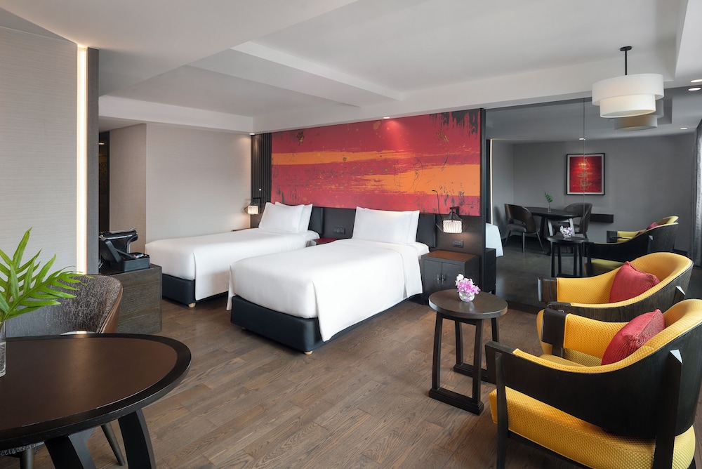 Habitación Deluxe con dos camas individuales del hotel Mercure Bangkok Sukhumvit 11. Foto 3