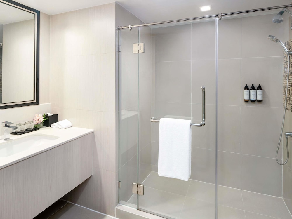 Habitación Deluxe con dos camas individuales del hotel Mercure Bangkok Sukhumvit 11. Foto 4