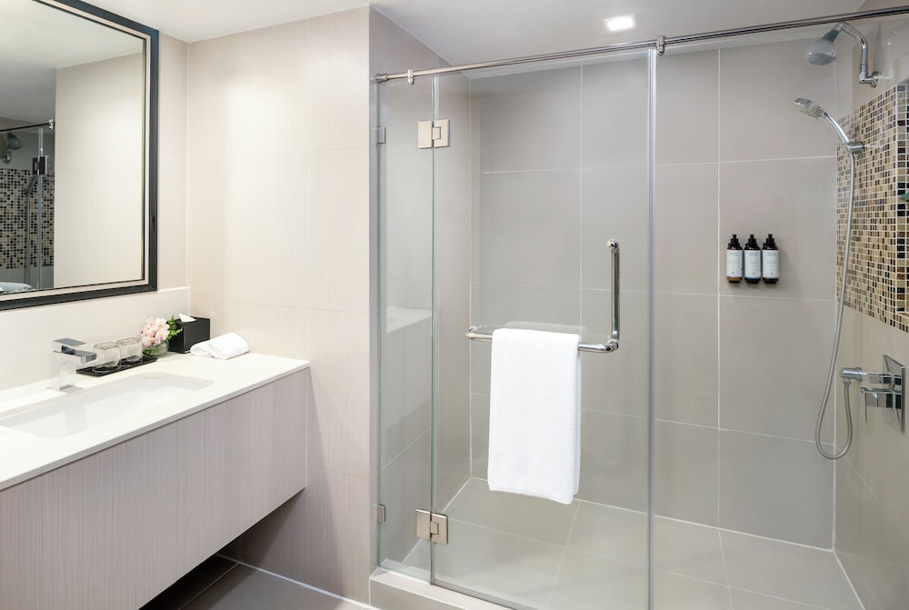 Habitación Deluxe con dos camas individuales del hotel Mercure Bangkok Sukhumvit 11. Foto 7