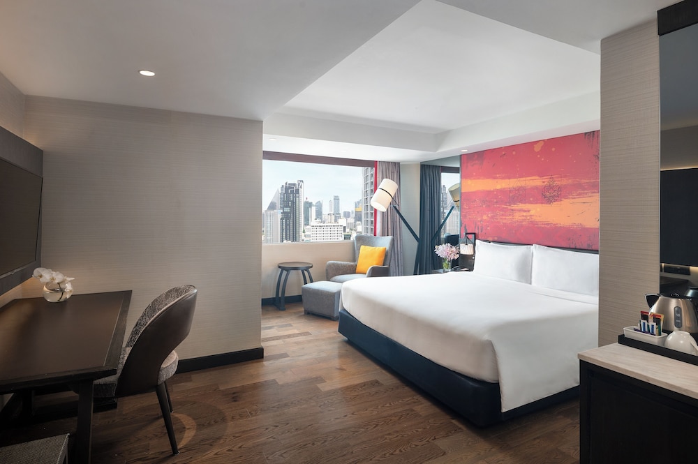 Habitación Deluxe con Bañera y Cama King del hotel Mercure Bangkok Sukhumvit 11. Foto 3
