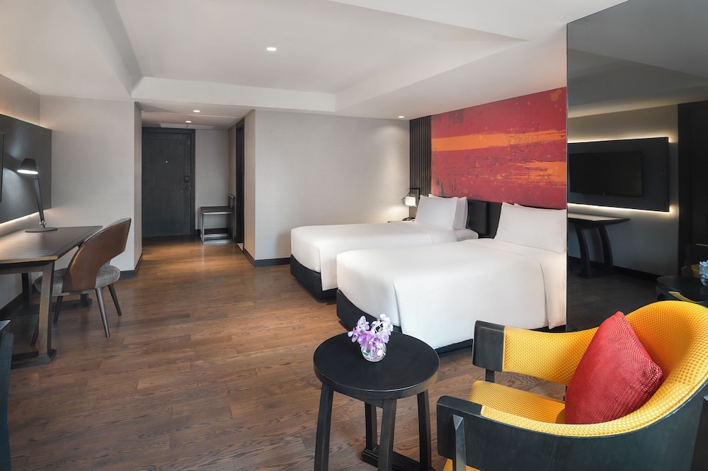 Habitación Deluxe con Bañera y Dos Camas Individuales del hotel Mercure Bangkok Sukhumvit 11. Foto 1