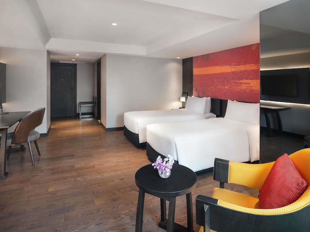 Habitación Deluxe con Bañera y Dos Camas Individuales del hotel Mercure Bangkok Sukhumvit 11. Foto 4
