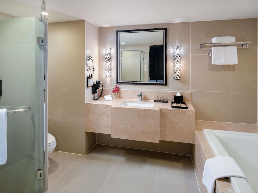 Suite con cama King del hotel Mercure Bangkok Sukhumvit 11. Foto 6