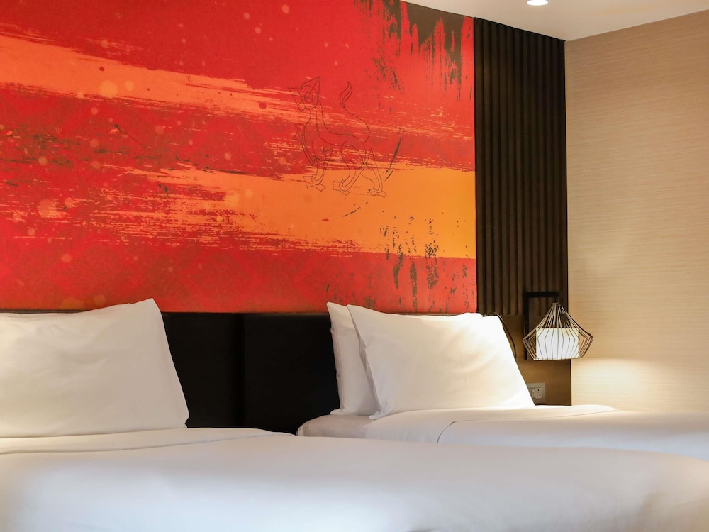 Habitación Deluxe con dos camas individuales del hotel Mercure Bangkok Sukhumvit 11. Foto 10