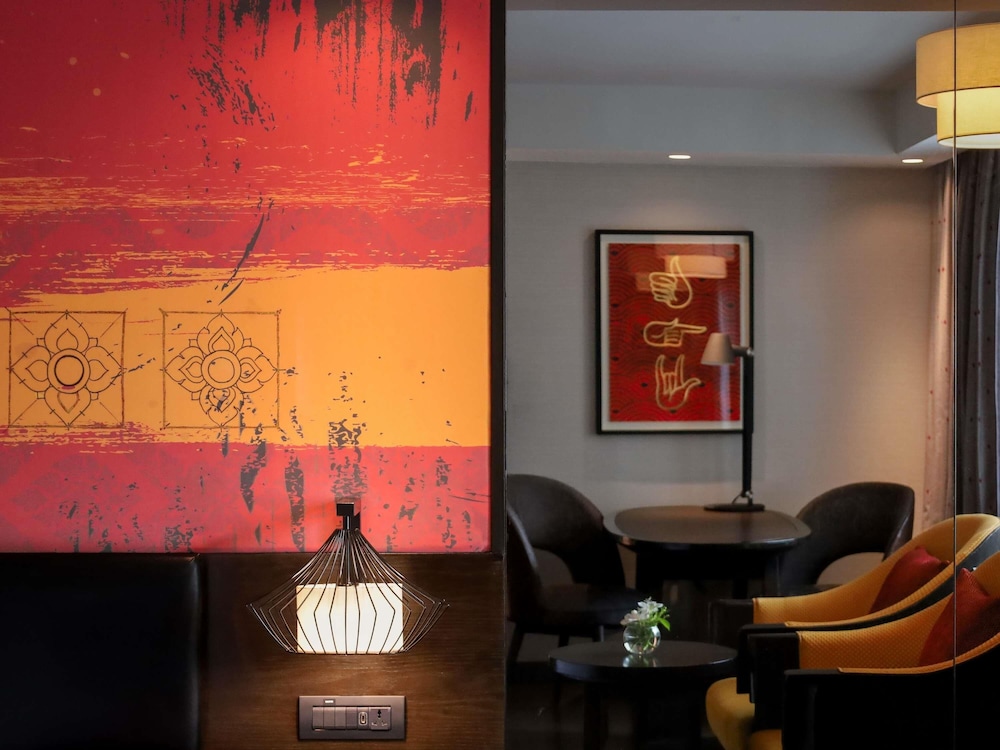 Habitación Deluxe con Bañera y Cama King del hotel Mercure Bangkok Sukhumvit 11. Foto 9
