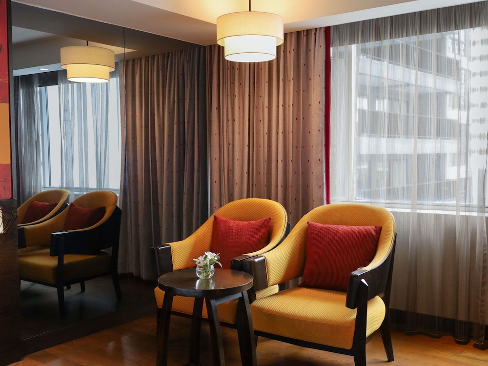 Habitación Deluxe con Bañera y Dos Camas Individuales del hotel Mercure Bangkok Sukhumvit 11. Foto 10