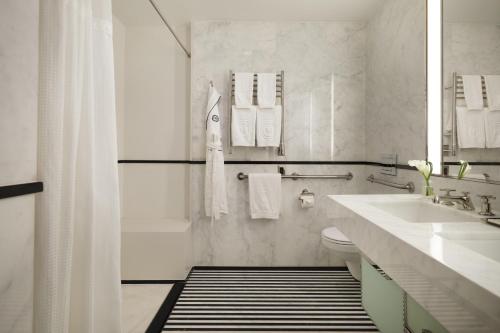 Habitación con cama extragrande y ducha a ras de suelo - Adaptada para personas con movilidad reducida del hotel The Mark. Foto 2