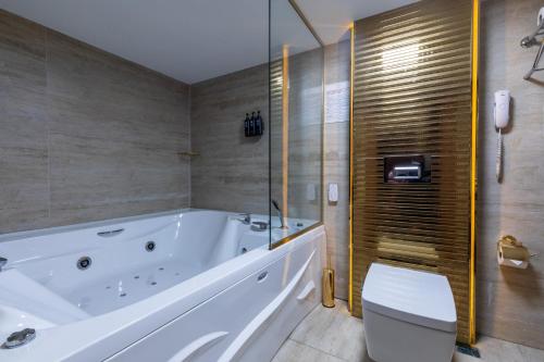 Suite Familiar con bañera de hidromasaje del hotel Wyndham Istanbul Old City