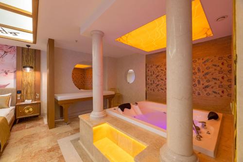 Suite Premium con baño turco del hotel Wyndham Istanbul Old City. Foto 1