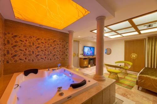 Suite Slient con piscina de hidromasaje - Planta baja del hotel Wyndham Istanbul Old City. Foto 1