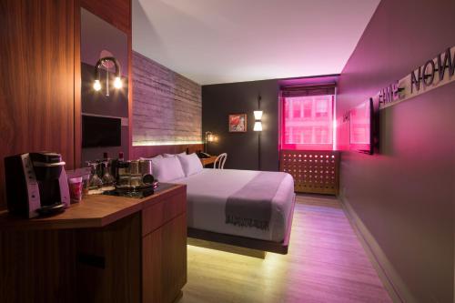 Habitación con cama extragrande - Adaptada para personas de movilidad reducida del hotel Henri. Foto 2