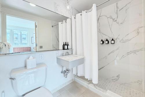 Habitación con cama extragrande - Adaptada para personas de movilidad reducida del hotel Henri. Foto 6