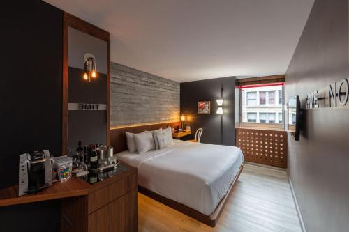 Habitación Superior con cama extragrande del hotel Henri. Foto 6