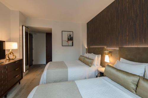 Habitación con 2 camas dobles y vistas a la ciudad del hotel Marriott Vacation Club®, New York City