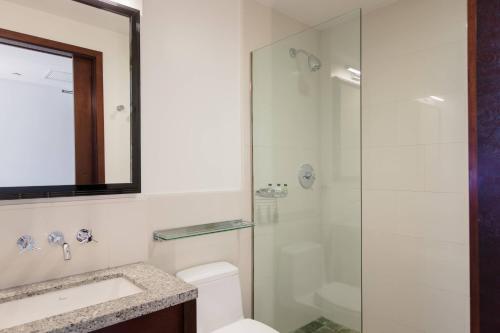 Habitación con cama extragrande y vistas a la ciudad del hotel Marriott Vacation Club®, New York City. Foto 2