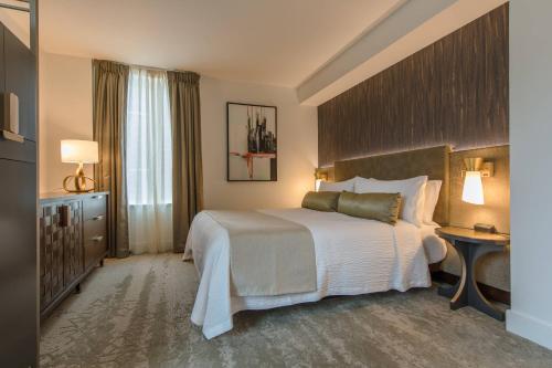 Habitación con cama extragrande. del hotel Marriott Vacation Club®, New York City