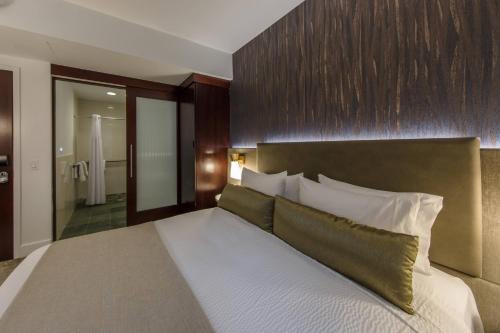 Habitación con cama grande del hotel Marriott Vacation Club®, New York City