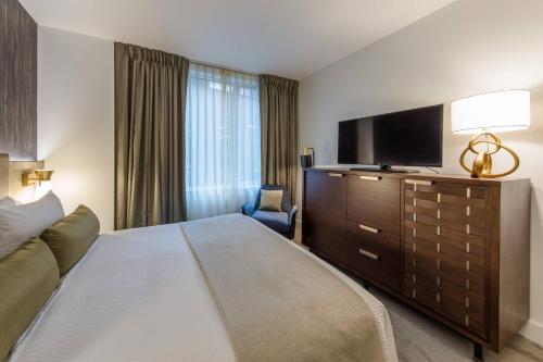 Habitación con cama grande y ducha adaptada - Adaptada para personas con movilidad reducida del hotel Marriott Vacation Club®, New York City. Foto 1