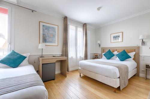 Habitación Triple del hotel Apollinaire