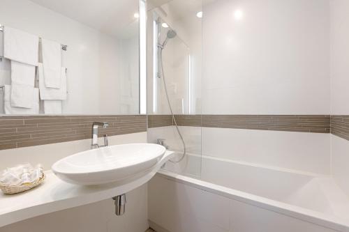 Habitación Triple del hotel Apollinaire. Foto 2