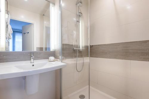 Habitación Triple del hotel Apollinaire. Foto 3