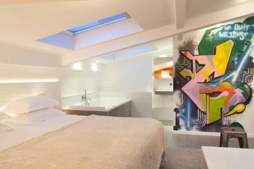 Habitación Doble Deluxe del hotel Sejour BeauBourg. Foto 2