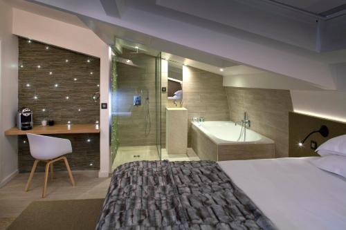 Habitación Doble Deluxe del hotel Sejour BeauBourg. Foto 7