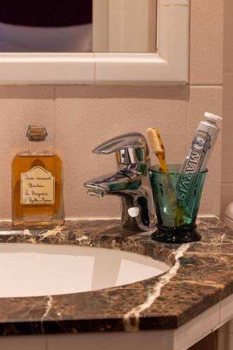 Habitación Doble Clásica del hotel Le Saint-grégoire. Foto 8