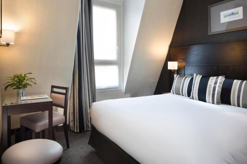Habitación Doble Superior del hotel Albert 1er Paris. Foto 3