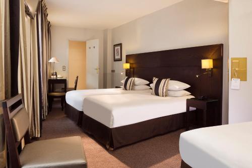 Habitación Triple del hotel Albert 1er Paris. Foto 3