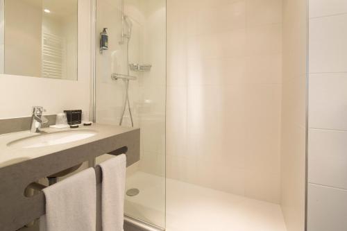 Habitación Triple del hotel Albert 1er Paris. Foto 5