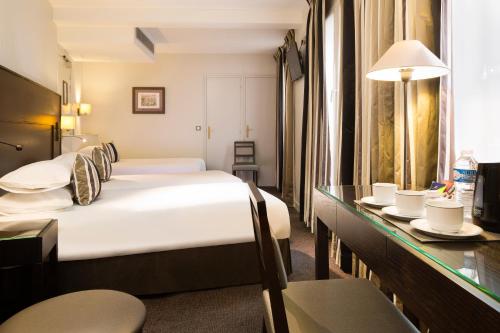 Habitación Triple del hotel Albert 1er Paris. Foto 6