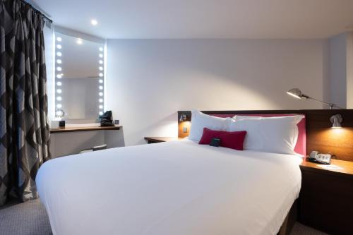 Habitación Doble con Terraza del hotel The Bermondsey Square. Foto 4