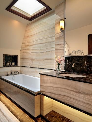 Habitación Deluxe con cama extragrande del hotel The Stafford London. Foto 2