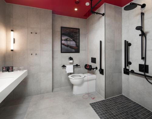 Family Room - Urban View del hotel Radisson RED London Twickenham. Foto 4