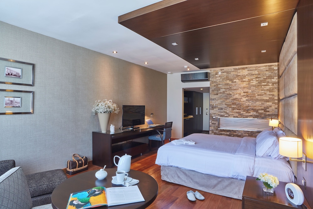 Habitación de categoría superior con una cama King Size del hotel Manto Lima – Mgallery. Foto 1