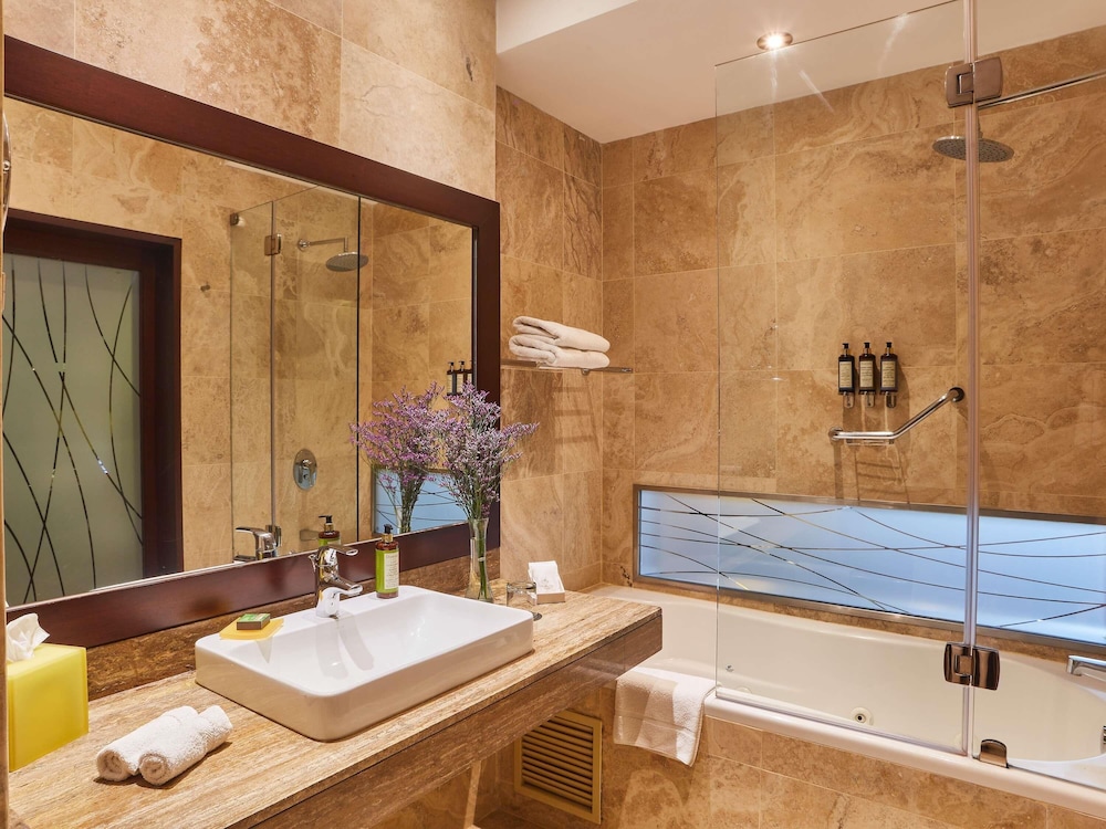 Habitación de categoría superior con una cama King Size del hotel Manto Lima – Mgallery. Foto 3