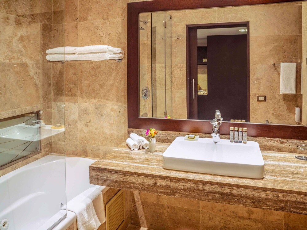 Habitación de categoría superior con una cama King Size del hotel Manto Lima – Mgallery. Foto 5